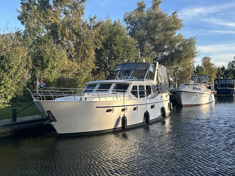 Yachts4U Yachtcharter