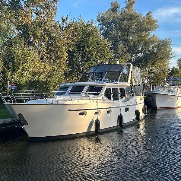 Yachts4U Yachtcharter