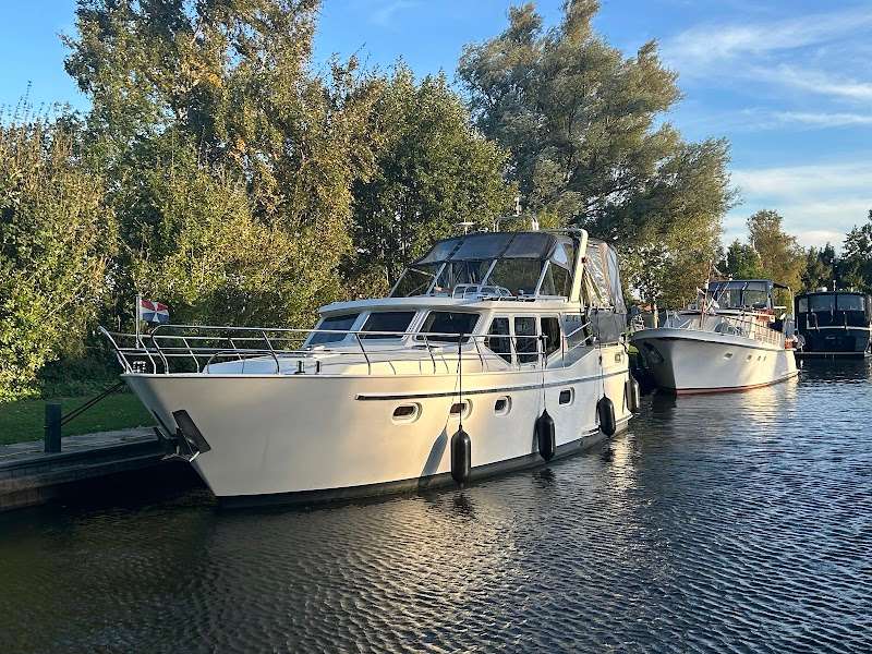 Yachts4U Yachtcharter